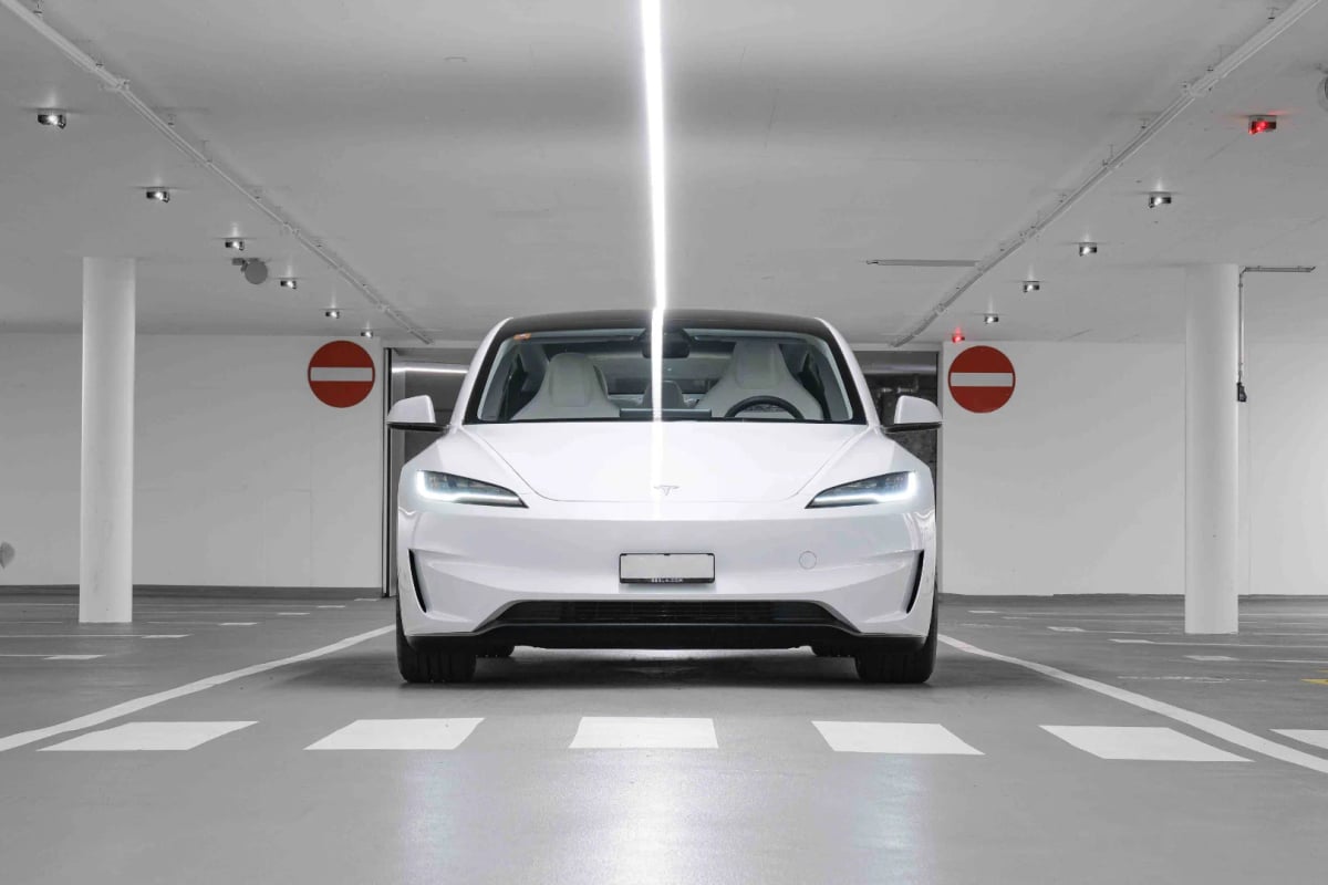 Tesla Model 3-Performance White-1.webp