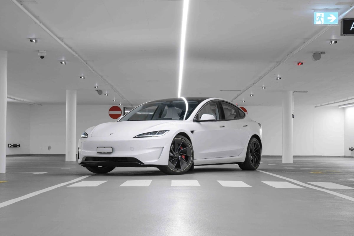 Tesla Model 3-Performance White-2.webp