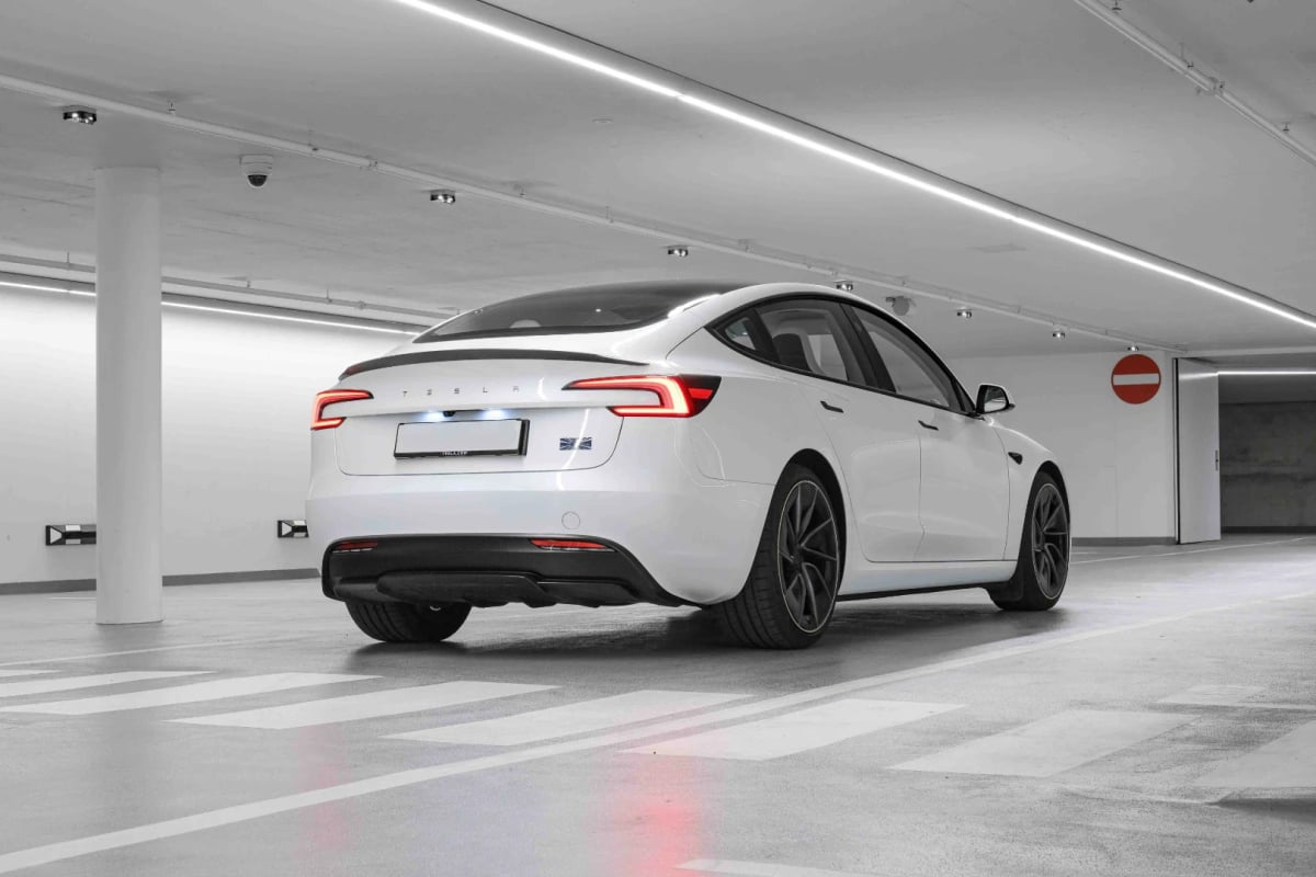 Tesla Model 3-Performance White-9.webp