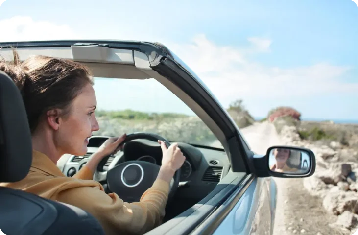 Locataire vérifiée au volant d’une voiture sous gestion Rentabl