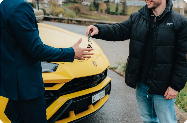 Remise des clés d’une Lamborghini par un concierge Rentabl