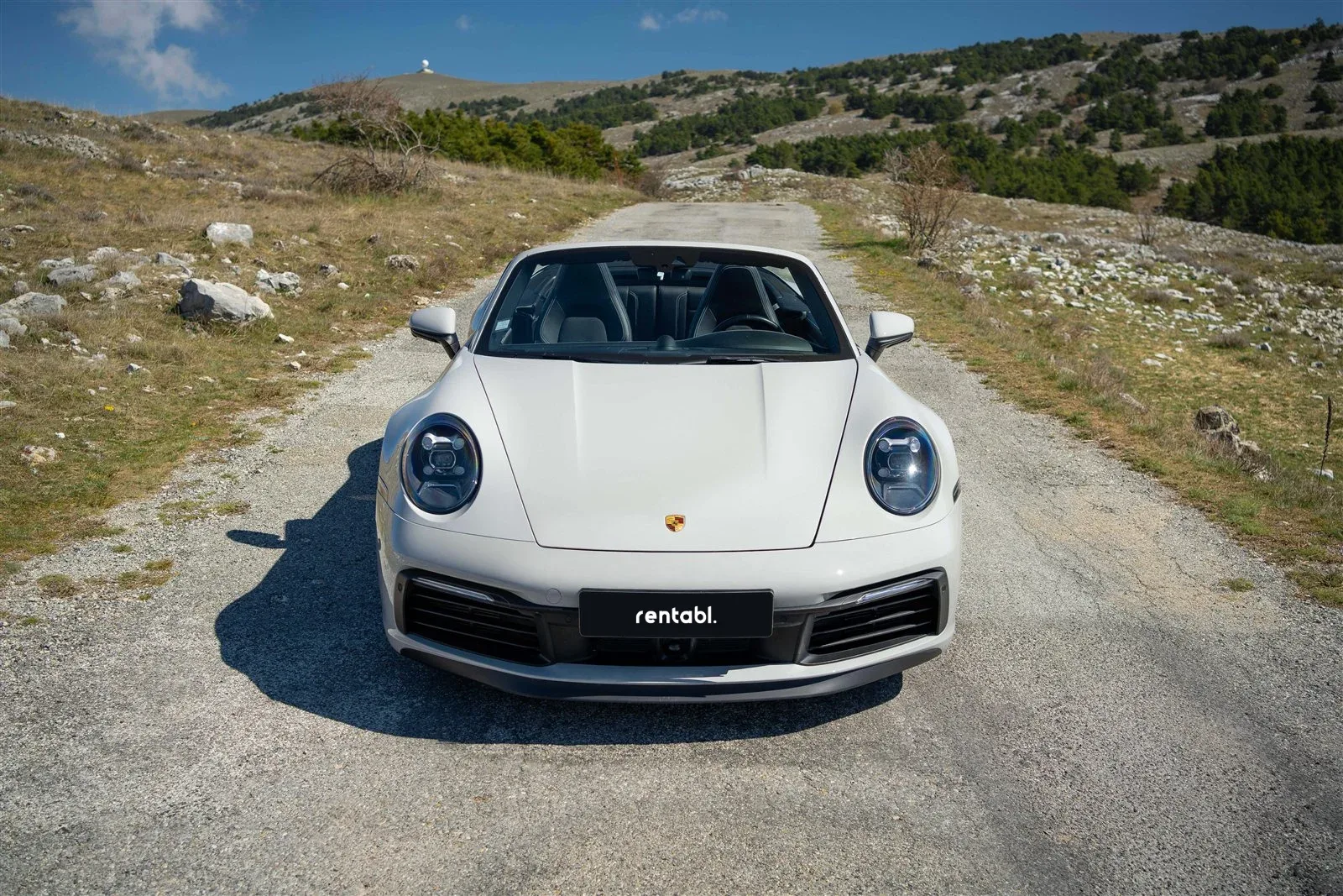 Porsche 911 gérée par Rentabl, en location sur une route de montagne