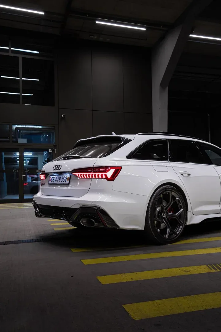 Audi RS6 gérée par Rentabl, contrôlée en garage avant une location